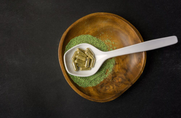 Kratom Toss And Wash Vs Capsules - Which Is Better?